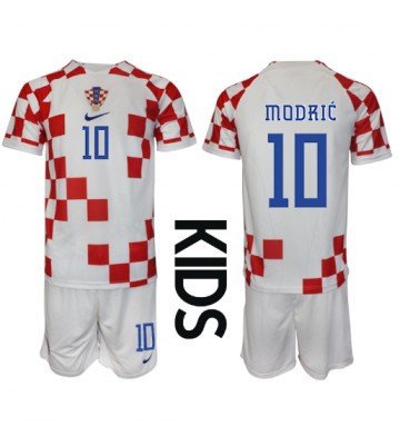 Kroatien Luka Modric #10 Replika Babytøj Hjemmebanesæt Børn VM 2022 Kortærmet (+ Korte bukser)